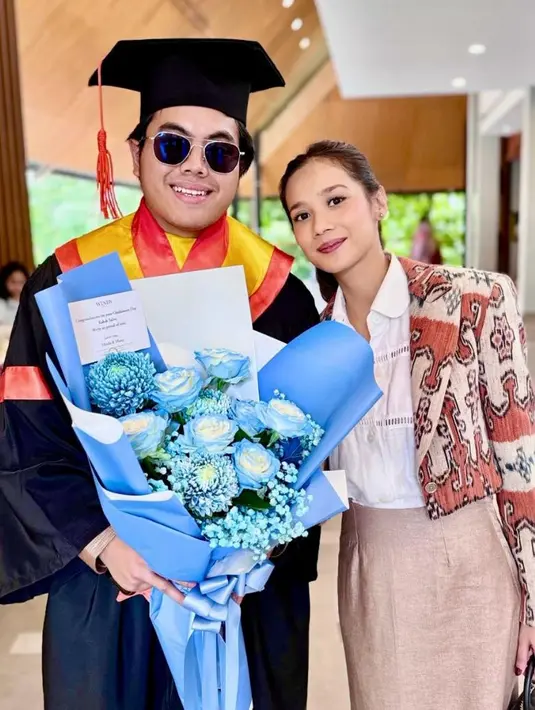 Sebagai ibu sambung, Gista dikenal sangat dekat dengan anak-anak dari suami dari pernikahan sebelumnya. Tak heran jika Gista dan Salva tak canggung saat harus mengabadikan momen bersama. [@wishnutama/@winatalia]