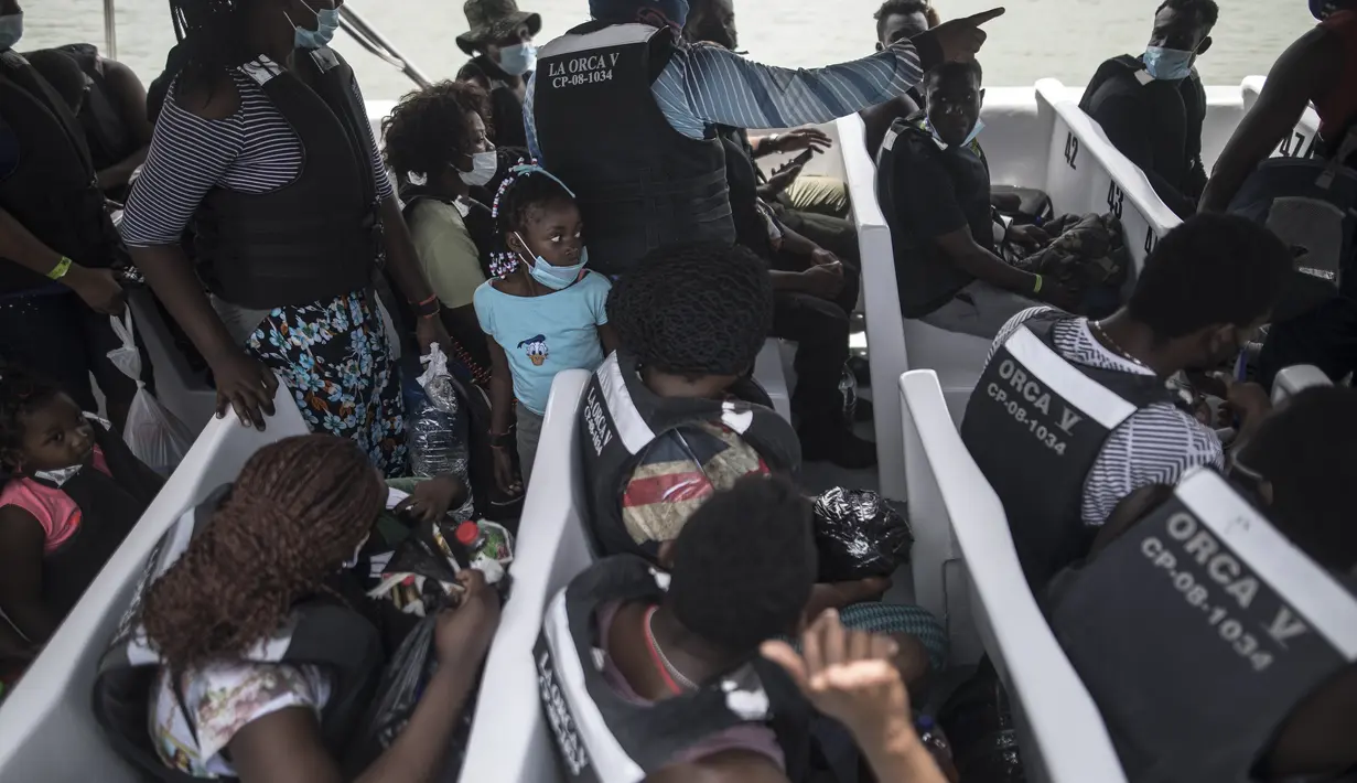Migran Haiti naik perahu menuju Capurgana dekat perbatasan dengan Panama, di Necocli, Kolombia, Rabu (28/7/2021). Jumlah migran yang tiba di kotamadya Necocli telah membengkak dalam beberapa pekan terakhir. (AP Photo/Ivan Valencia)