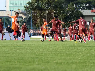 Pemain Persija, Bambang Pamungkas (tengah) berebut bola saat latihan perdana musim 2019 di Lapangan Wisma Aldiron, Jakarta, Senin (7/1). 30 pemain ikut dalam latihan perdana yang digelar terbuka. (Liputan6.com/Helmi Fithriansyah)