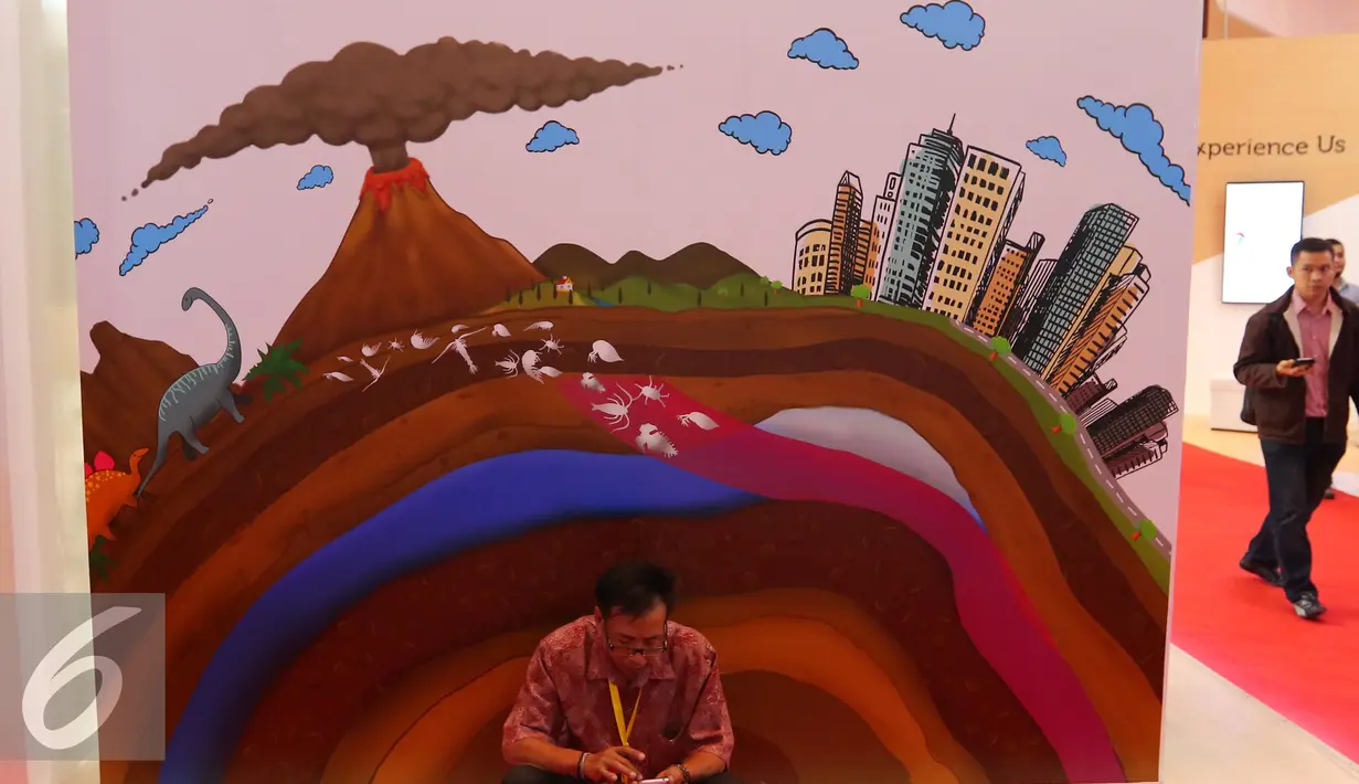 Sebuah banner yang memperlihatkan asal muasal terjadinya minyak bumi di pameran Indonesian Petroleum Association (IPA) di JCC, Jakarta, Rabu (25/5). Pameran ini merupakan pameran migas terbesar di Asia Tenggara. (Liputan6.com/Angga Yuniar)