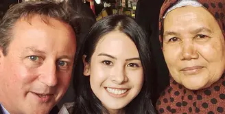 Perdana Menteri Inggris David Cameron, Maudy Ayunda, dan Bu Juna, pemilik warung tempat Maudy dan David makan pisang goreng bersama. (Photo : Instagram)