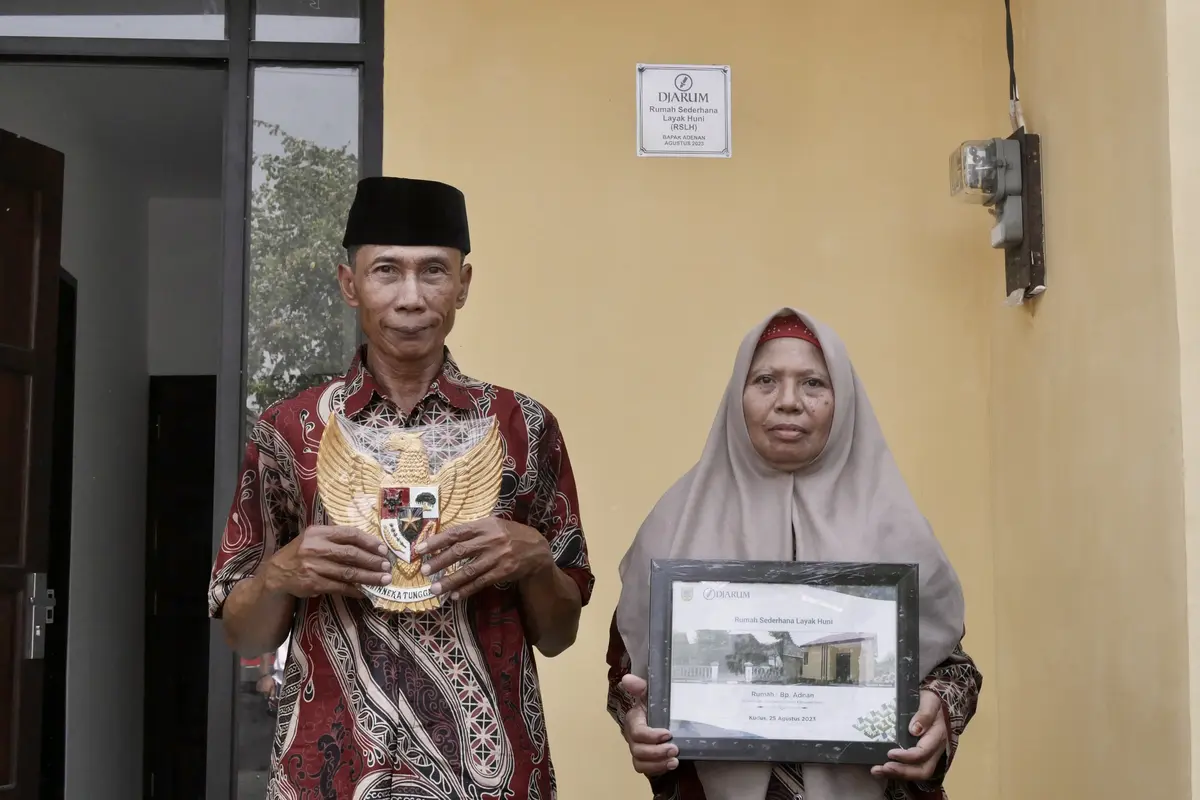 Bapak Adnan dan istri merupakan salah satu penerima bantuan Rumah Sederhana Layak Huni oleh PT Djarum.