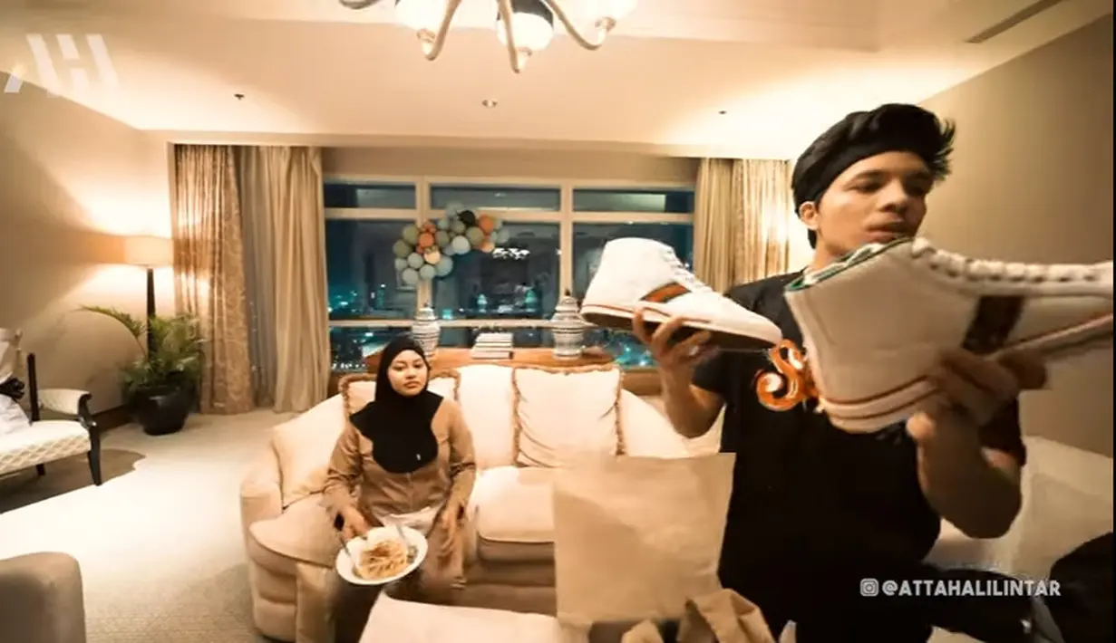 Atta Halilintar buka kado Ultah (Youtube/ AH)