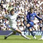 Chelsea kembali memperoleh peluang pada menit ke-22. Kali ini giliran sepakan mendatar Mason Mount dari dalam kotak penalti usai menerima umpan Kai Havertz yang masih mampu ditepis kiper Leeds United, Illan Meslier. (PA via AP/Nigel French)