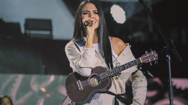 7 Gaya Aurelie Moeremans saat Main Ukulele, Cantik Bertalenta
