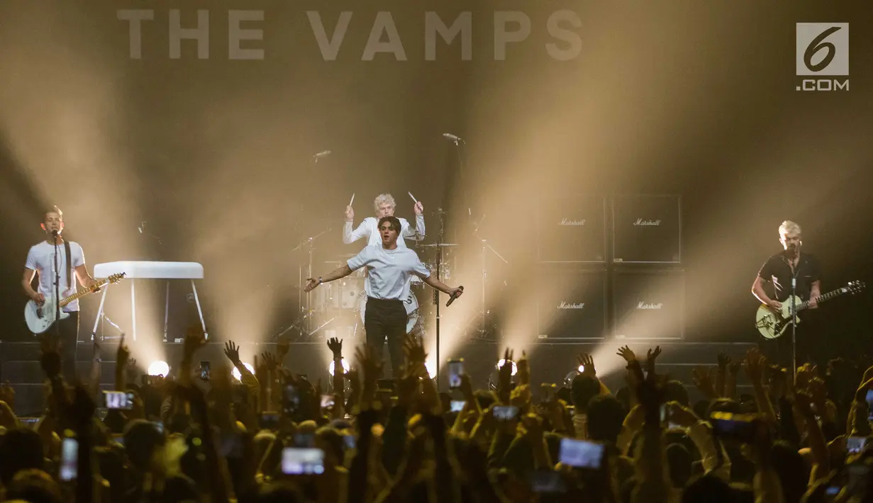 Aksi grup band asal Inggris, The Vamps saat tampil dalam konser bertajuk 'The Vamps Four Corners Tour 2019' di Jakarta, Rabu (14/8/2019). The Vamps tampil dengan membawakan sejumlah lagu hits mereka di antaranya All Night, All the Lies, dan Missing You. (Liputan6.com/Faizal Fanani)