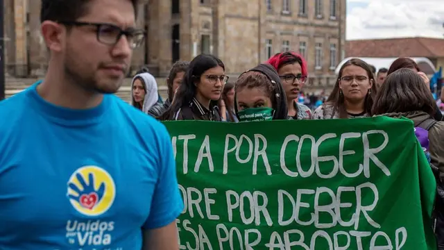 Kaum feminis memegang spanduk sebagai tindakan pemberontakan terhadap gerakan hak-hak anti-aborsi di Bogota, Kolombia, 4 Mei 2019.