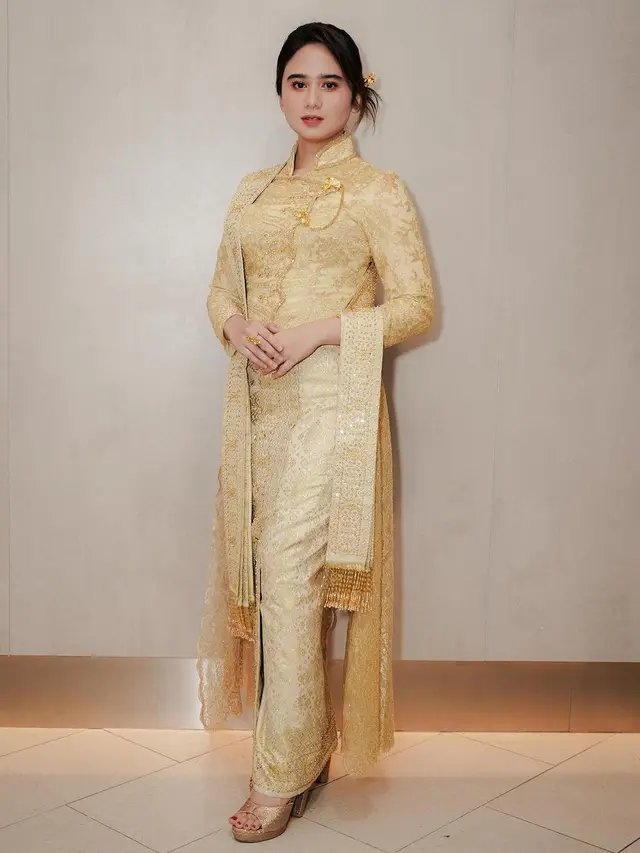 Pesona Khas Bangsawan Melayu dari Tissa Biani dalam Balutan Kebaya Janggan Emas di Malaysia, Tiru Gaya Jeng Yah Versi Mewah