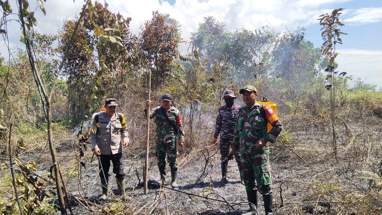 FOTO: TNI AL Tangani Kebakaran Lahan di Perbatasan Sambas