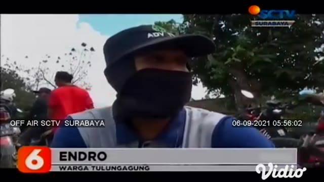 Ratusan warga berbondong-bondong mendatangi bendungan Sungai Boyolangu saat proses pengurasan bendungan. Warga datang dengan membawa berbagai alat tangkap ikan tradisional dan menyisir sungai untuk berburu ikan yang terbawa arus.