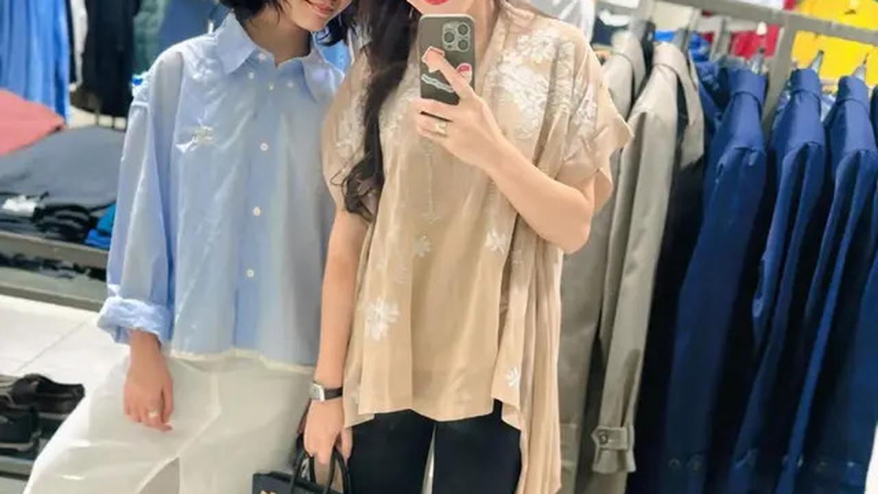 Pilihan Sandal Jepit Ayu Ting Ting di Berbagai Momen, saat Potong Daging Kurban Curi Perhatian