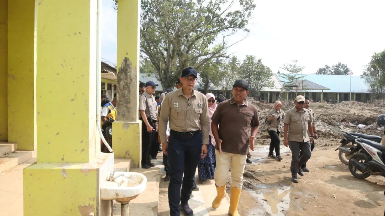 Tinjau SMP Negeri 1 Karang Baru, Menko AHY dan Menteri Dody Komitmen Pulihkan Infrastruktur Pendidikan Aceh