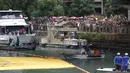 Warga melihat puluhan ribu bebek karet bergerak mengikuti aliran sungai. (KAMIL KRZACZYNSKI / AFP)