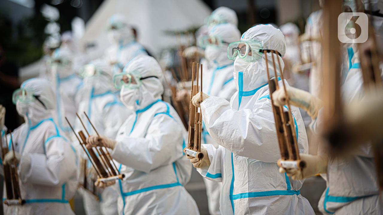 FOTO: Nakes dan Pasien COVID-19 Main Angklung Peringati 1 Tahun RSDC Wisma Atlet