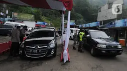 Polisi memeriksa surat tugas pemilik kendaraan bermotor pada Pos Penyekatan Lebaran 2021 di Ciloto, Cianjur, Jawa Barat (9/5/2021). Pos penyekatan ini ditujukan kepada kendaraan para pemudik yang selanjutnya akan memutar balik para pemudik dalam upaya pengendalian COVID-19. (merdeka.com/Arie Basuki)