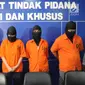 Para tersangka saat rilis kasus pembobolan dana nasabah di Jakarta, Senin (24/9). Dittipideksus Bareskrim Polri berhasil membekuk 5 tersangka kasus penipuan dana nasabah berbagai bank swasta dan plat merah sekitar Rp 14 triliun. (Merdeka.com/Arie Basuki)