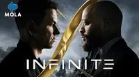 Mark Wahlberg sebagai Evan McCauley dan Chiwetel Ejiofor sebagai Bathurst saling bertarung di film Infinite.