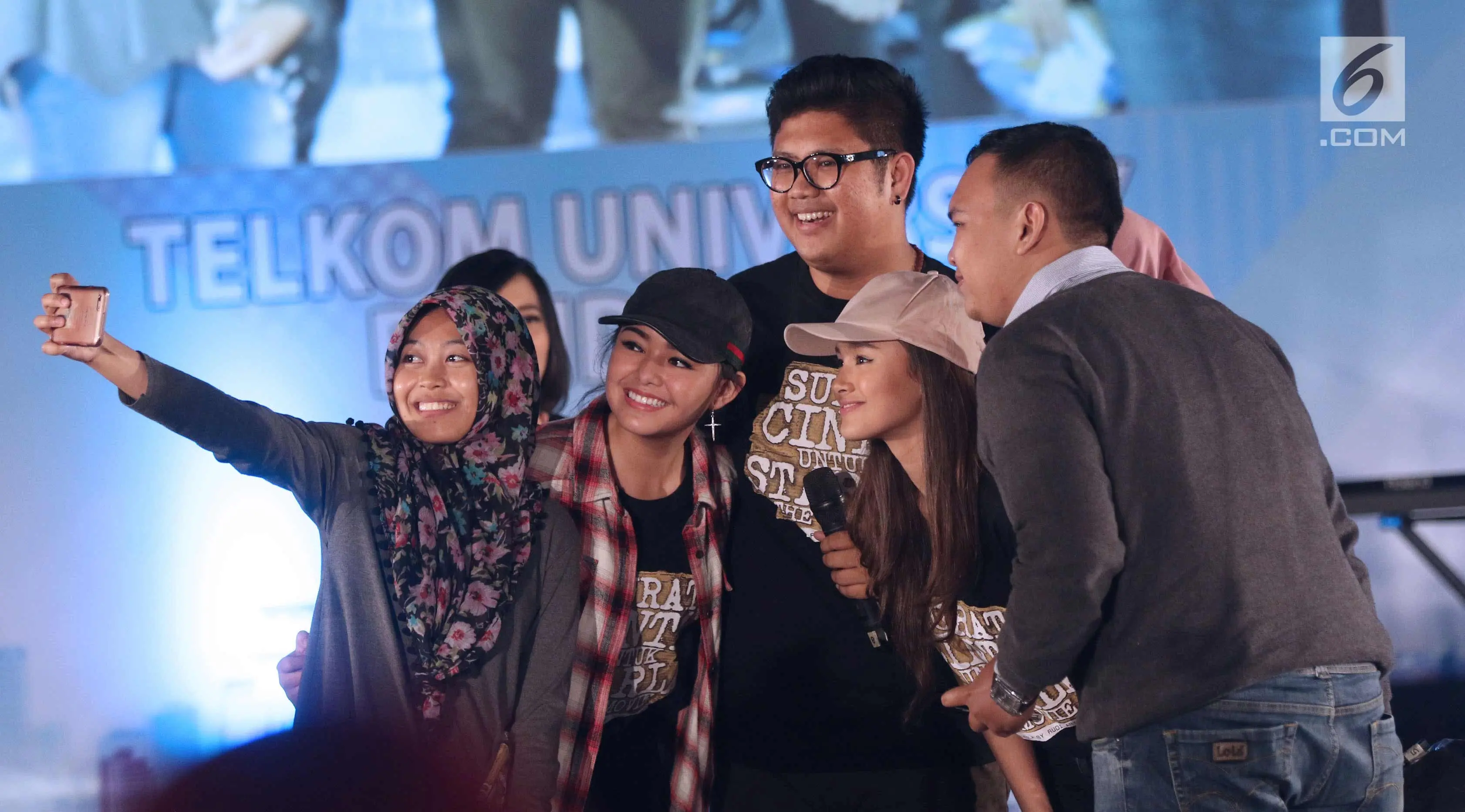 Pemeran film Surat Cinta untuk Starla berswafoto dengan para peserta Emtek Goes To Campus 2017 di Universitas Telkom, Bandung, Kamis (30/11). (Liputan6.com/Helmi Fithriansyah)