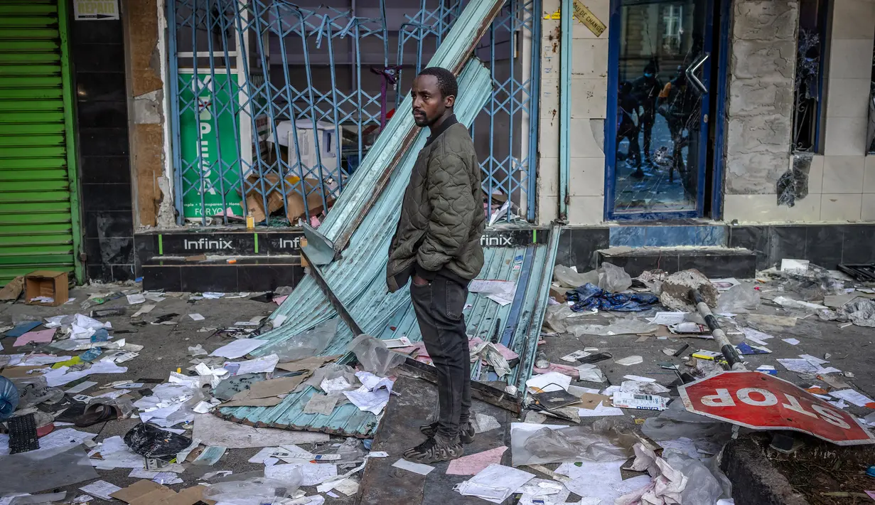 Akibat kerusuhan tersebut, sebagian gedung parlemen Kenya terbakar dan hancur. (LUIS TATO/AFP)