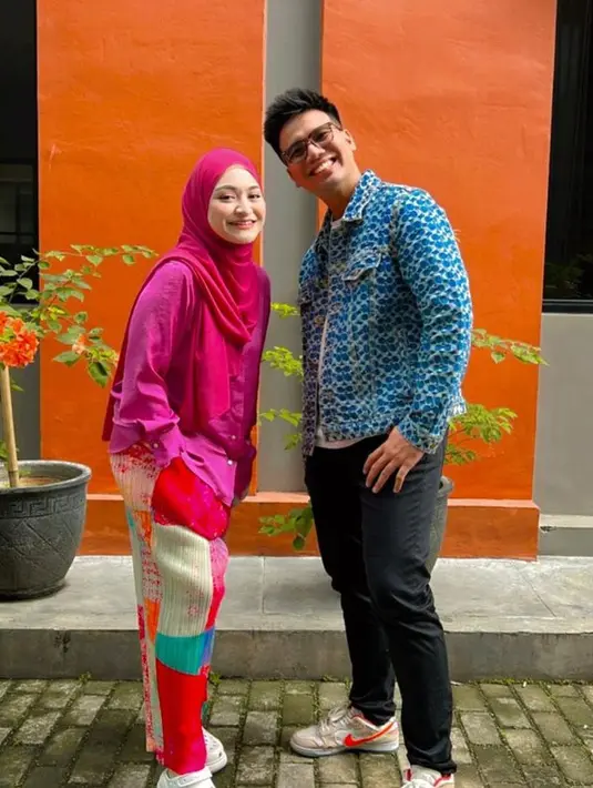 Pada masa iddah, perempuan tidak diperkenankan terlebih dahulu untuk bersolek terlalu mencolok, membatasi kegiatan di luar rumah, dan tak boleh menerima lamaran atau belum boleh menikah lagi. (instagram.com/fransfaisal_)