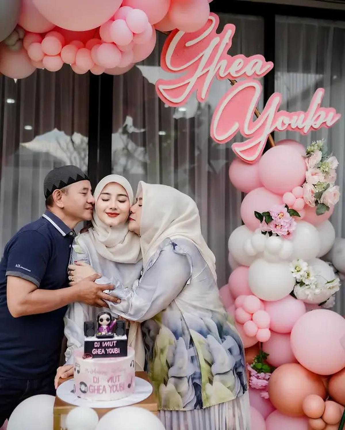 7 Potret Ulang Tahun Ghea Youbi, Kompak Berhijab dan Pakai Baju Kembar