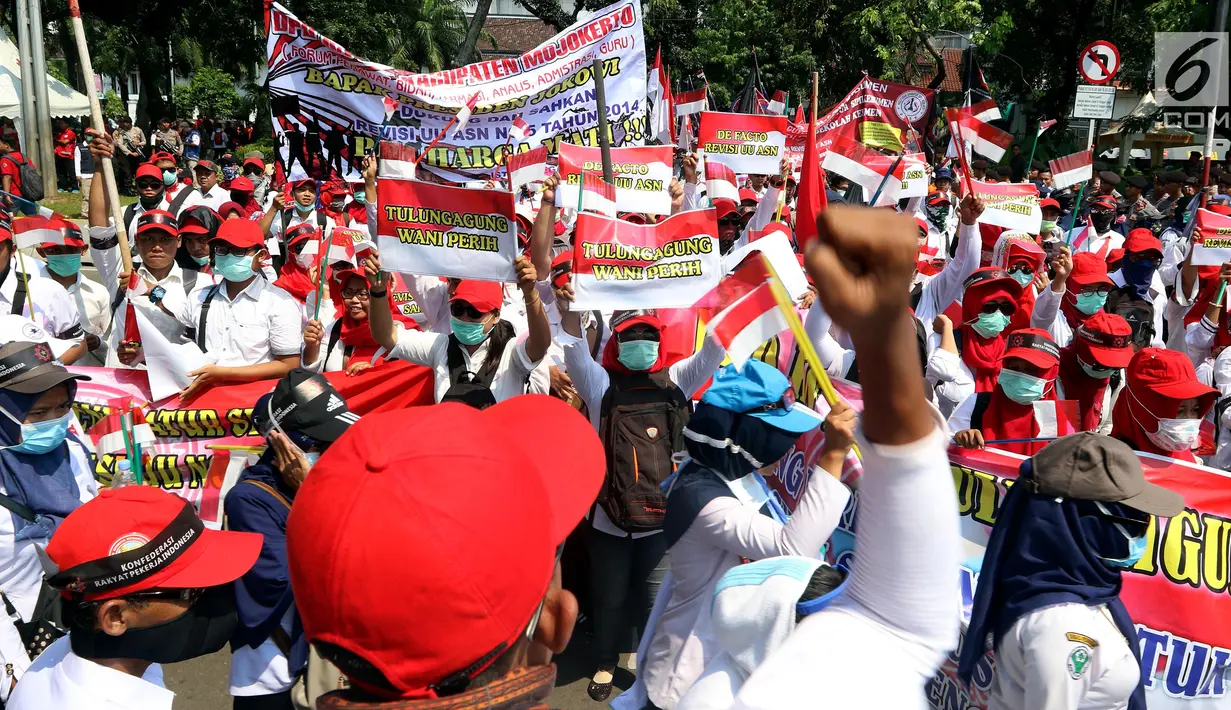 Para buruh menggelar karnaval dan deklarasi saat Perayaan Peringatan Hari Buruh Sedunia, Jakarta, Selasa (1/5). Mereka juga menuntut Jaminan Pensiun, Jaminan Hari Tua dan Jaminan Kematian bagi seluruh Rakyat Pekerja Indonesia. (Liputan6.com/JohanTallo)
