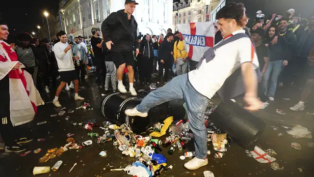 Foto: Yang Tersisa Usai Laga Final Euro 2020 di Inggris, Sampah Berserakan Hingga Rusaknya Fasilitas Umum