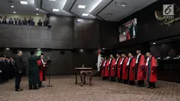 Hakim Konstitusi Aswanto mengucapkan sumpah saat dilantik sebagai Wakil Ketua Mahkamah Konstitusi (MK) di Gedung Mahkamah Konstitusi, Jakarta, Selasa (26/3). Aswanto terpilih sebagai Wakil Ketua Mahkamah Konstitusi periode 2019-2021 lewat mekanisme pemungutan suara. (merdeka.com/ Iqbal S. Nugroho)