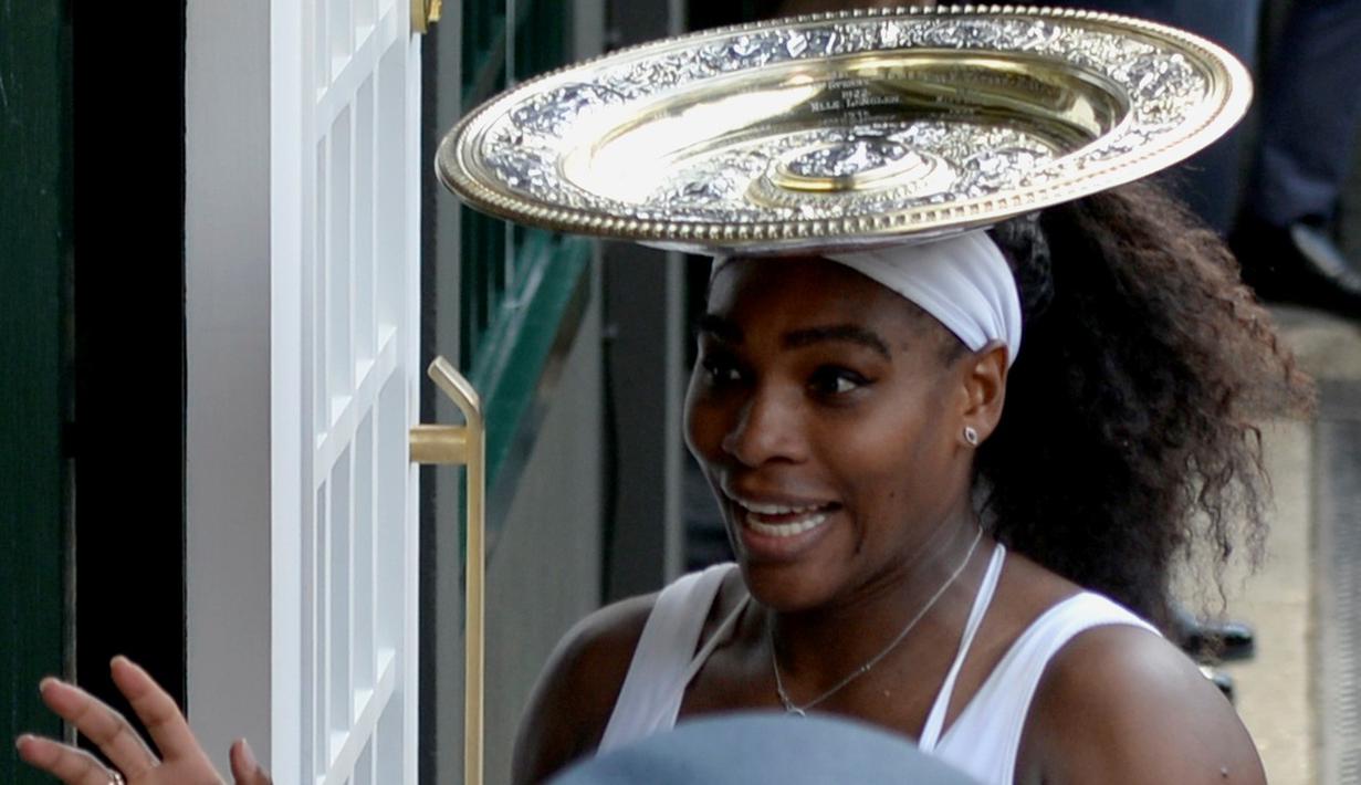 Serena Williams bercanda dengan trofi Wimbledonnya. (EPA/ANDY RAIN)