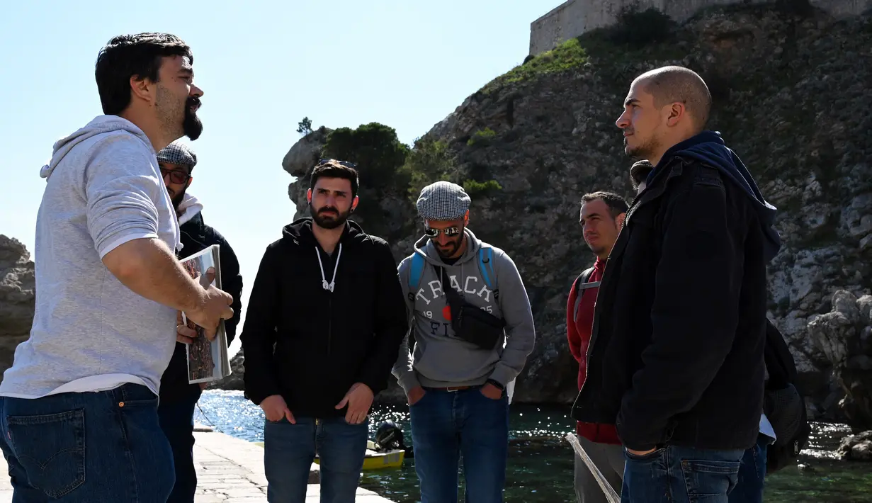 <p>Seorang pemandu berbincang dengan wisatawan selama tur lokasi Film &lsquo;Game of Thrones&rsquo; di kota tua Dubrovnik pada 28 Maret 2019. Dubrovnik kini semakin dikenal wisatawan setelah menjadi latar belakang film serial Game of Thrones sejak 2011 untuk jejaring televisi HBO. (Denis LOVROVIC / AFP)</p>