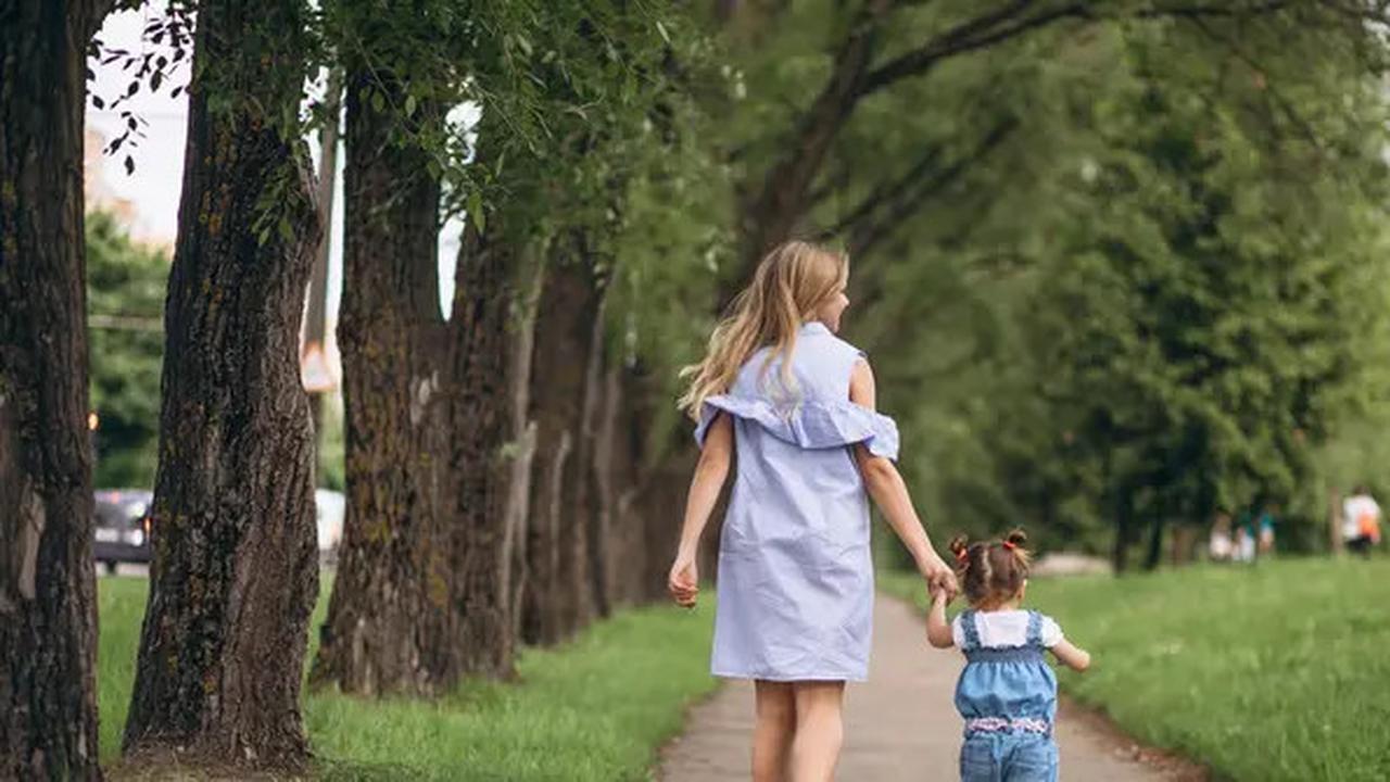 5 Manfaat Mulai Membiasakan Anak Berjalan Kaki sejak Usia Dini