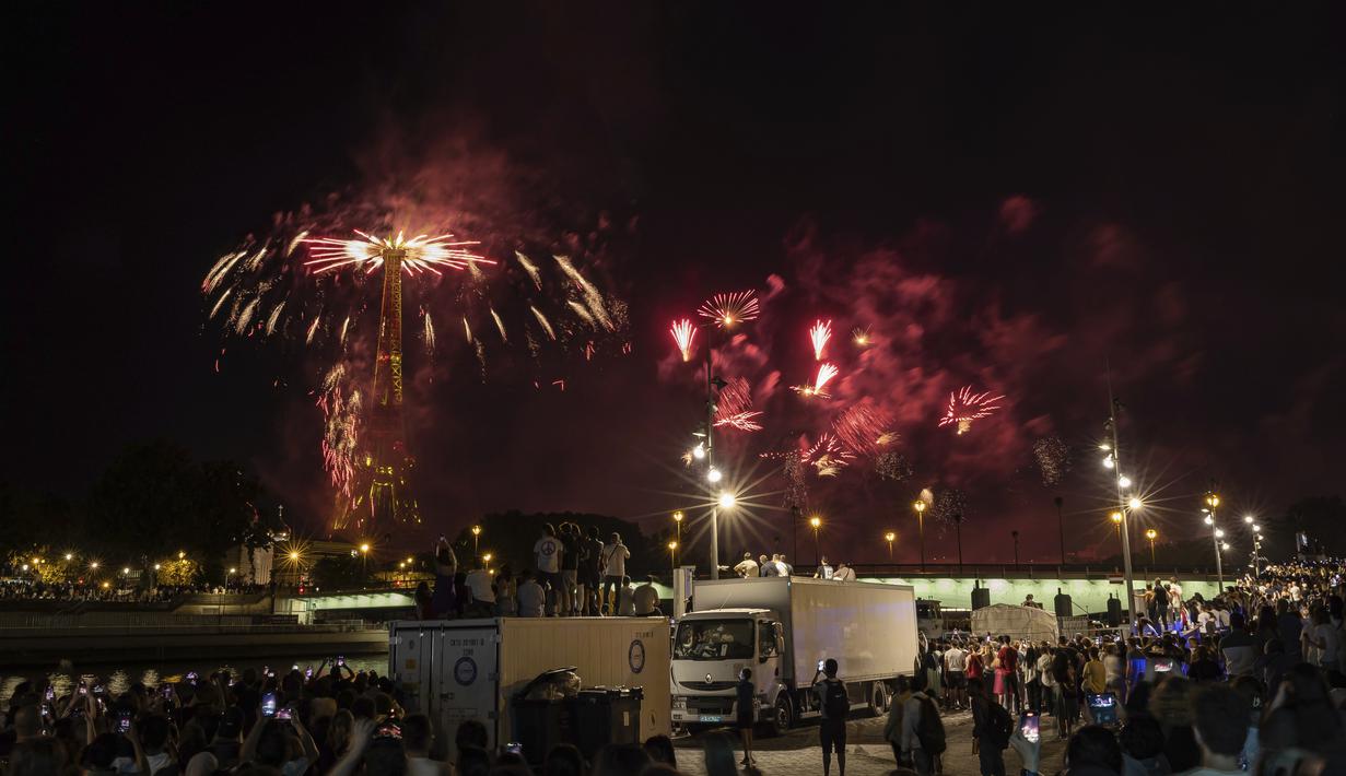Hari Bastille merupakan perayaan yang ditandai dengan pesta kembang api di Menara Eiffel, Paris. (AP Photo/Aurelien Morissard)