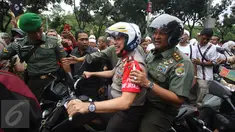 Kapolda Metro Jaya Irjen Pol Mochammad Iriawan bersama Mayor Jenderal TNI Teddy Lhaksmana mengendarai motor trail saat melintasi pengunjuk rasa di depan gedung Balaikota DKI Jakarta, Jumat (14/10). (Liputan6.com/Immanuel Antonius)