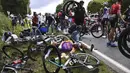 Kecelakaan masal Tour de France Stage 1 terjadi pada kilometer ke-152 dari Brest menuju Landerneau di Prancis. (Foto: AFP/Pool/Anne-Christine Poujoulat)