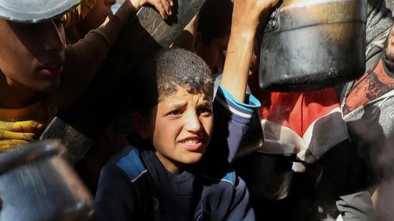 Di tengah kekurangan dan berakhirnya gencatan senjata, warga Palestina di penampung pengungsi Rafah masih dilanda keprihatinan.<br>