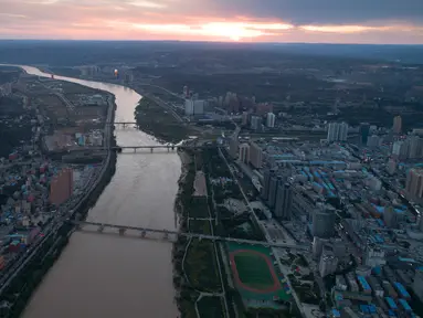 Foto dari udara yang diabadikan pada 8 September 2020 ini memperlihatkan pemandangan di sepanjang Sungai Kuning di Wilayah Fugu (kanan) di Provinsi Shaanxi, China barat laut, dan Wilayah Baode di Provinsi Shanxi, China utara. (Xinhua/Shao Rui)