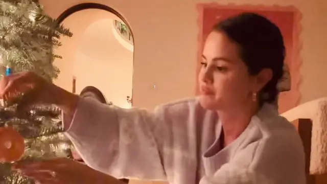 Selena Gomez Rayakan Natal bersama Benny Blanco pasang pohon Natal. [@selenagomez]