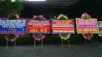 Belasan karangan bunga memenuhi halaman bekas kantor Jokowi saat menjabat Wali Kota Solo. (Liputan6.com/Fajar Abrori)