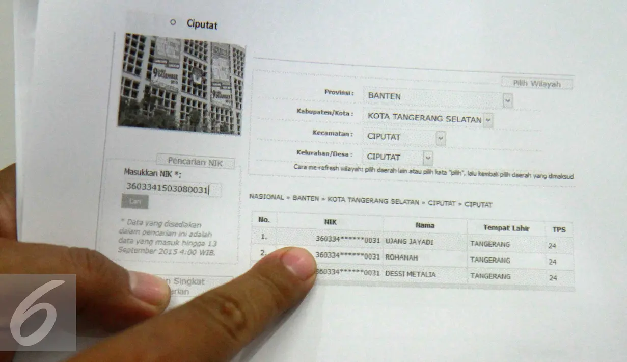 Calon Walikota Tangerang Selatan (Tangsel) Ikhsan Modjo dan Li Claudia Chandra menunjukan berkas laporan terkait dugaan penggelembungan Daftar Pemilih Sementara (DPS) di Kantor KPU Pusat, Jakarta, Selasa (29/9/2015). (Liputan6.com/Helmi Afandi)