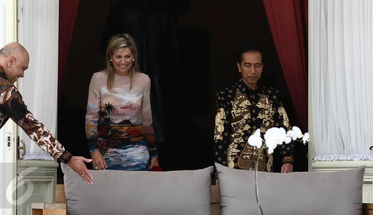 Presiden Jokowi (kanan) dan Ratu Kerajaan Belanda Maxima berjalan ke teras Istana Merdeka, Jakarta, Kamis (1/9). Ratu Maxima berkunjung sebagai Penasihat Khusus Sekjen PBB tentang Perkembangan Inklusi Keuangan bagi Pembangunan (Liputan6.com/Faizal Fanani)