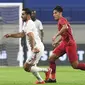 Pemain Timnas Indonesia, Hanif Sjahbandi, saat melakukan penjagaan terhadap striker UEA, Ali Mabkhout, di Stadion Al Maktoum, Dubai (10/10/2019). (AFP/Karim Sahib)