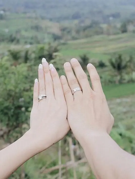 Bahkan pasangan ini mengabadikan perjalanan cinta pada sepasang cincin. Cincin tersebut bertaburkan 8 permata sebagai lambang perjalanan mereka mengarungi hubungan asmara. (via instagram/@glennalinskie)