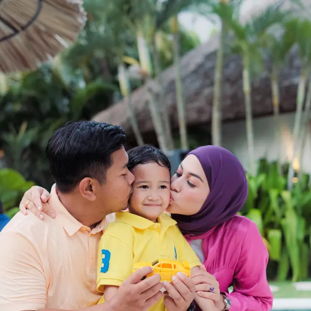 7 Potret Kebersamaan Nina Zatulini Bersama Suami dan Anak Saat Liburan