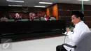 Majelis hakim mendengarkan keterangan dari terdakwa Fuad Amin pada sidang pemeriksaan terdakwa di Pengadilan Tipikor, Kamis (17/9). Fuad mengaku menerima uang suap dari PT Media Karya Sentosa terkait proyek eksplorasi gas. (Liputan6.com/Helmi Afandi)