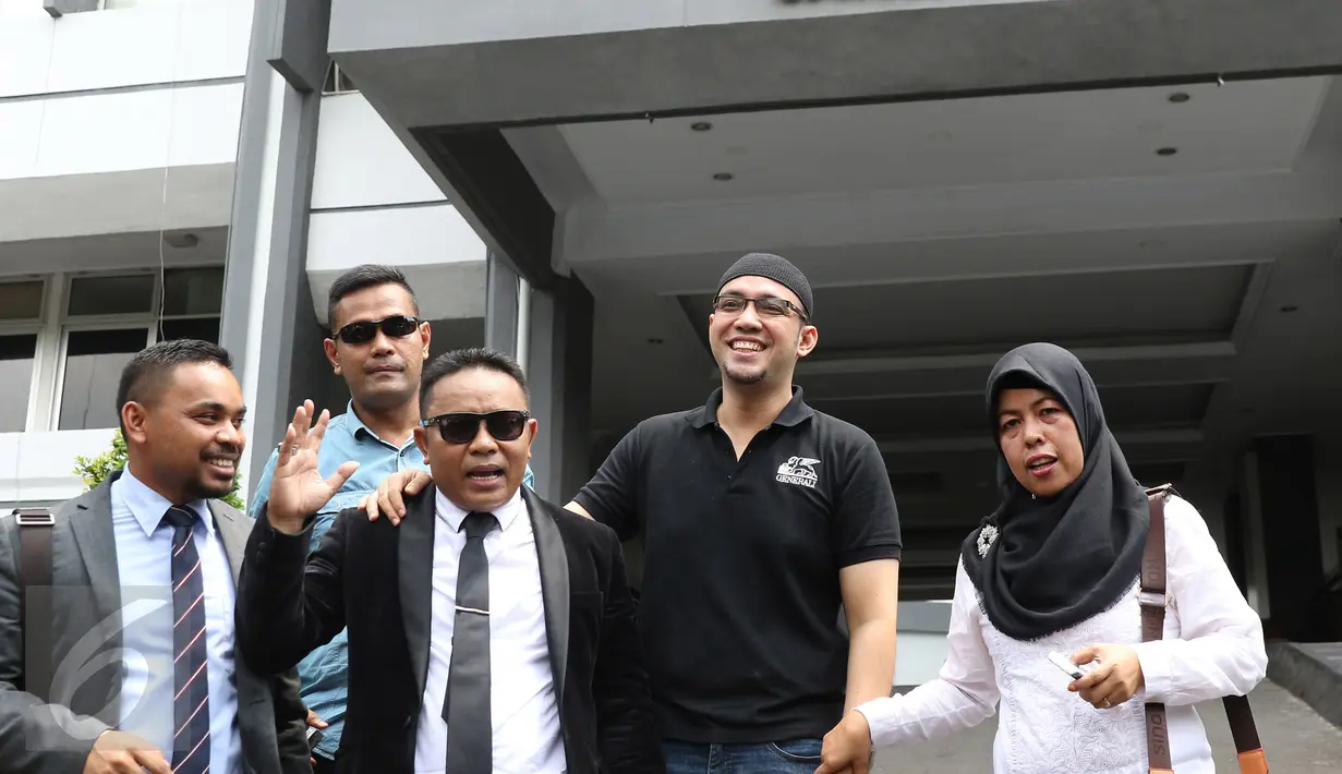 Pemain sinetron Sandy Tumiwa didampingi kuasa hukumnya tiba Kejaksaan Tinggi (Kejati) DKI Jakarta, Senin (7/11). Kedatangannya untuk melakukan tahapan I, mengambil surat pengantar untuk dilimpahkan ke Kejaksaan Negeri Jakpus (Liputan6.com/Herman Zakharia)