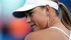 Petenis Rusia, Maria Sharapova saat bertanding melawan Daniela Hantuchova pada turnamen Pilot Pen Tennis di Pusat Tenis Connecticut di Universitas Yale di New Haven, Connecticut pada 23 Agustus 2004. Maria Sharapova menyatakan pensiun pada Rabu 26 Februari 2020. (AFP/Jed Jacobsohn/Getty Images)