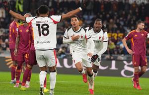 Pemain AC Milan Koni De Winter merayakan gol pada laga Serie A/Liga Italia antara Roma vs Milan di Roma, Italia, Minggu, 25 Januari 2026. (Alfredo Falcone/LaPresse via AP)