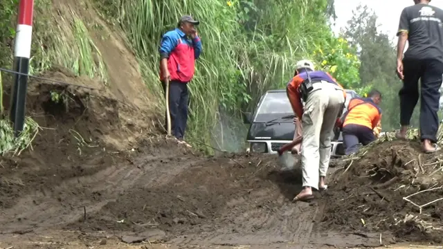 Akses Utama Menuju Gunung Bromo Tertimbun Longsor
