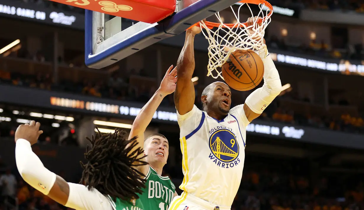Andre Iguodala sukses membawa Golden State Warriors ke Final NBA untuk menghadapi Boston Celtics pada musim ini. Meski minim kontribusi, ia masih dipercaya karena pengalamannya selama di NBA. Iguodala pernah mempersembahkan gelar juara NBA untuk Warriors sekaligus menyabet MVP Final pada 2015 silam. (Getty Images via AFP/Ezra Shaw)