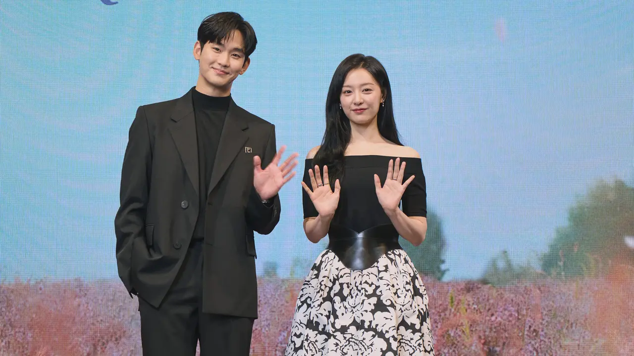 Kim Soo Hyun dan Kim Ji Woon di konferensi pers serial drama Queen of Tears, kamis (7/3/2024). [Foto: Netflix]